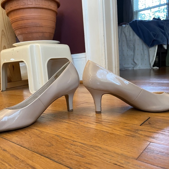 Life Stride Nude Pumps - Picture 4 of 9